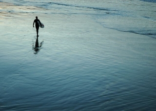 caminando por la orilla para surfear